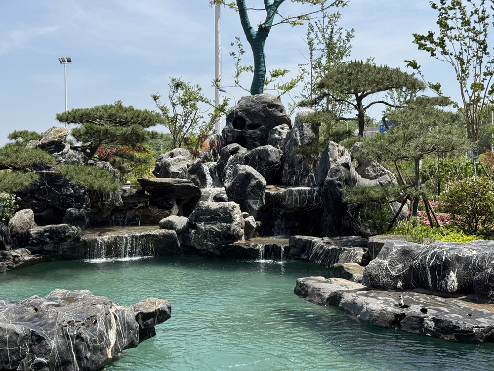 假山锦鲤鱼池
