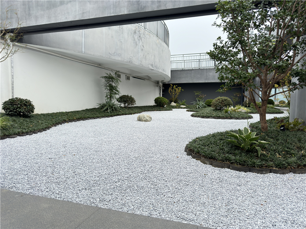 一禾园林杭州屋顶花园浅灰砾石地面与绿植实景