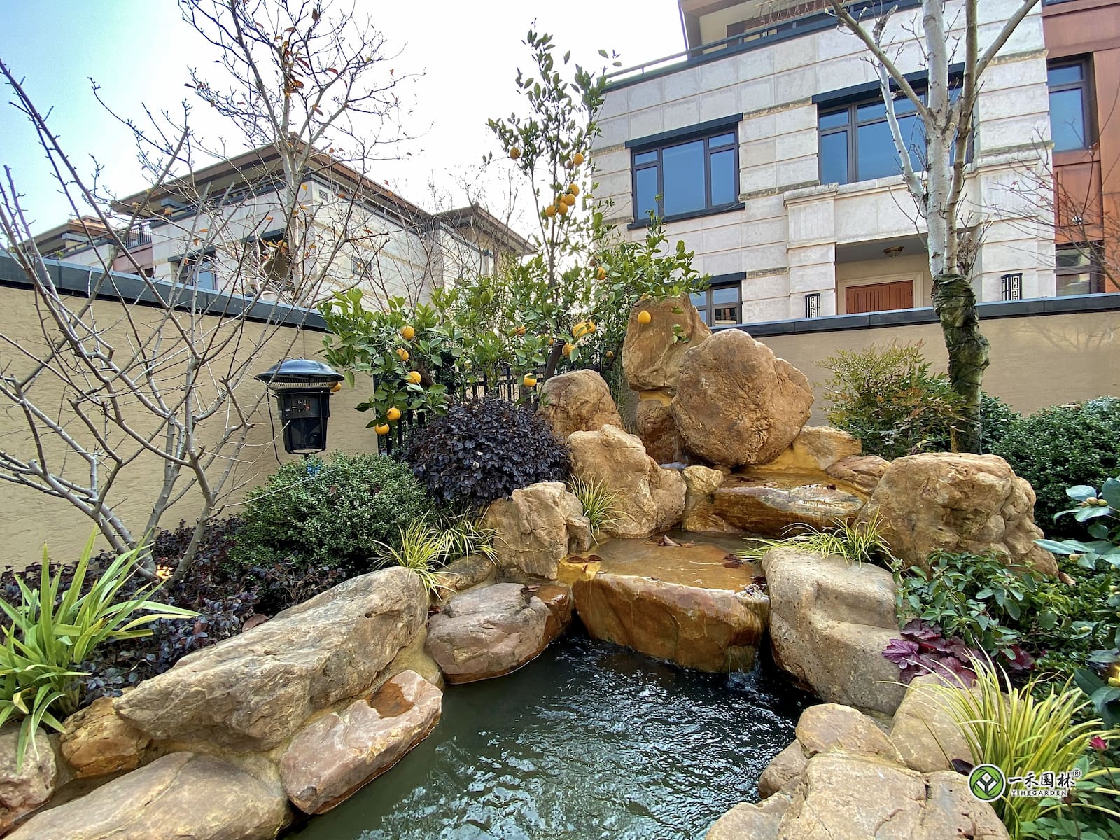 一禾园林杭州别墅庭院鱼池边黄蜡石叠石假山实景