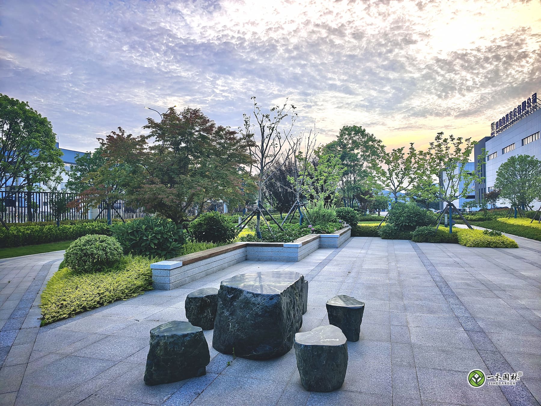 一禾园林安庆厂区景观广场置石座椅与绿植实景