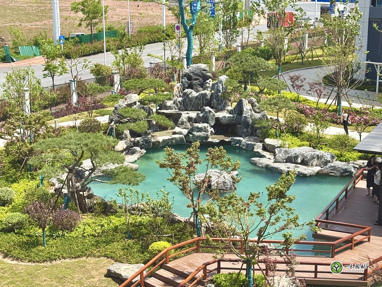 一禾园林安庆庭院鱼池黑太湖石假山与木平台全景实景
