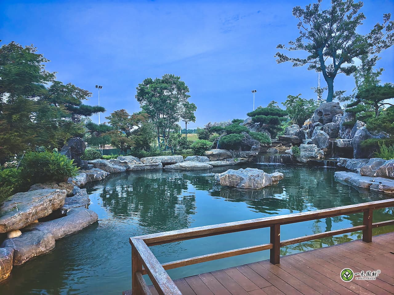 一禾园林安庆庭院鱼池黑太湖石水景与木平台实景