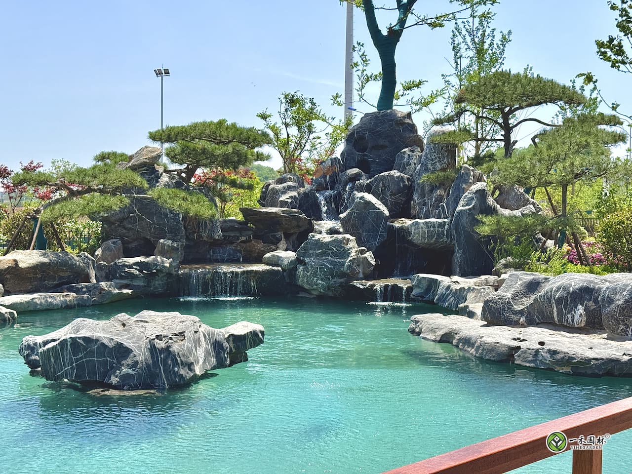 一禾园林安庆庭院鱼池黑太湖石驳岸与假山跌水实景