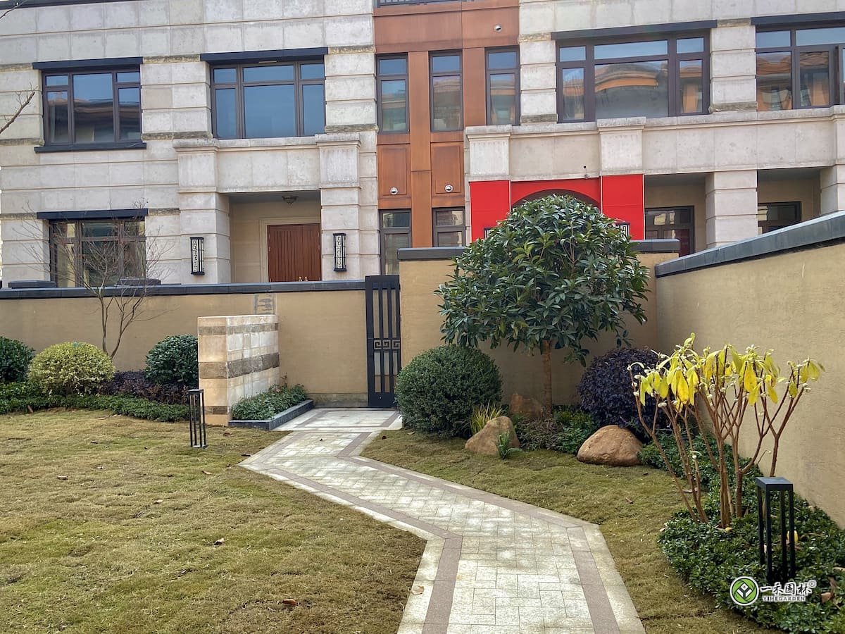 一禾园林别墅入户前院,草坪灌木景观石中式院门实景