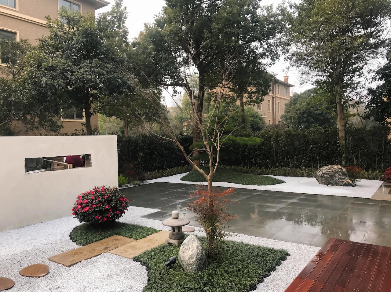 一禾园林庭院白色景墙、铺装平台与景观植物实景