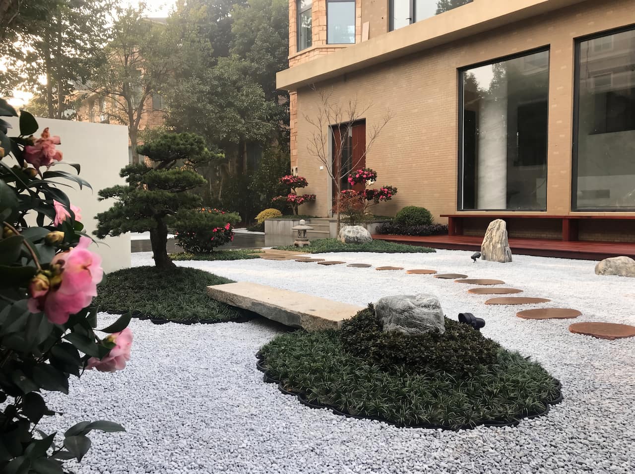 一禾园林日式庭院黑松、花灌木与白砂步石景观